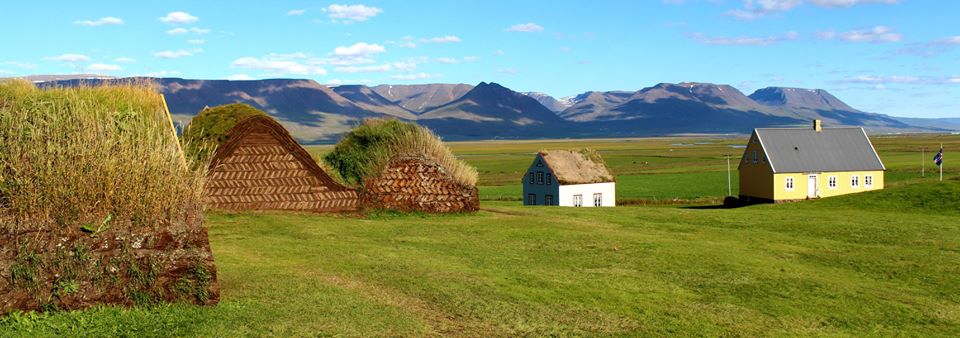 Glaumbær, Áshús, Gilsstofa og Blönduhlíðarfjöllin í baksýn.