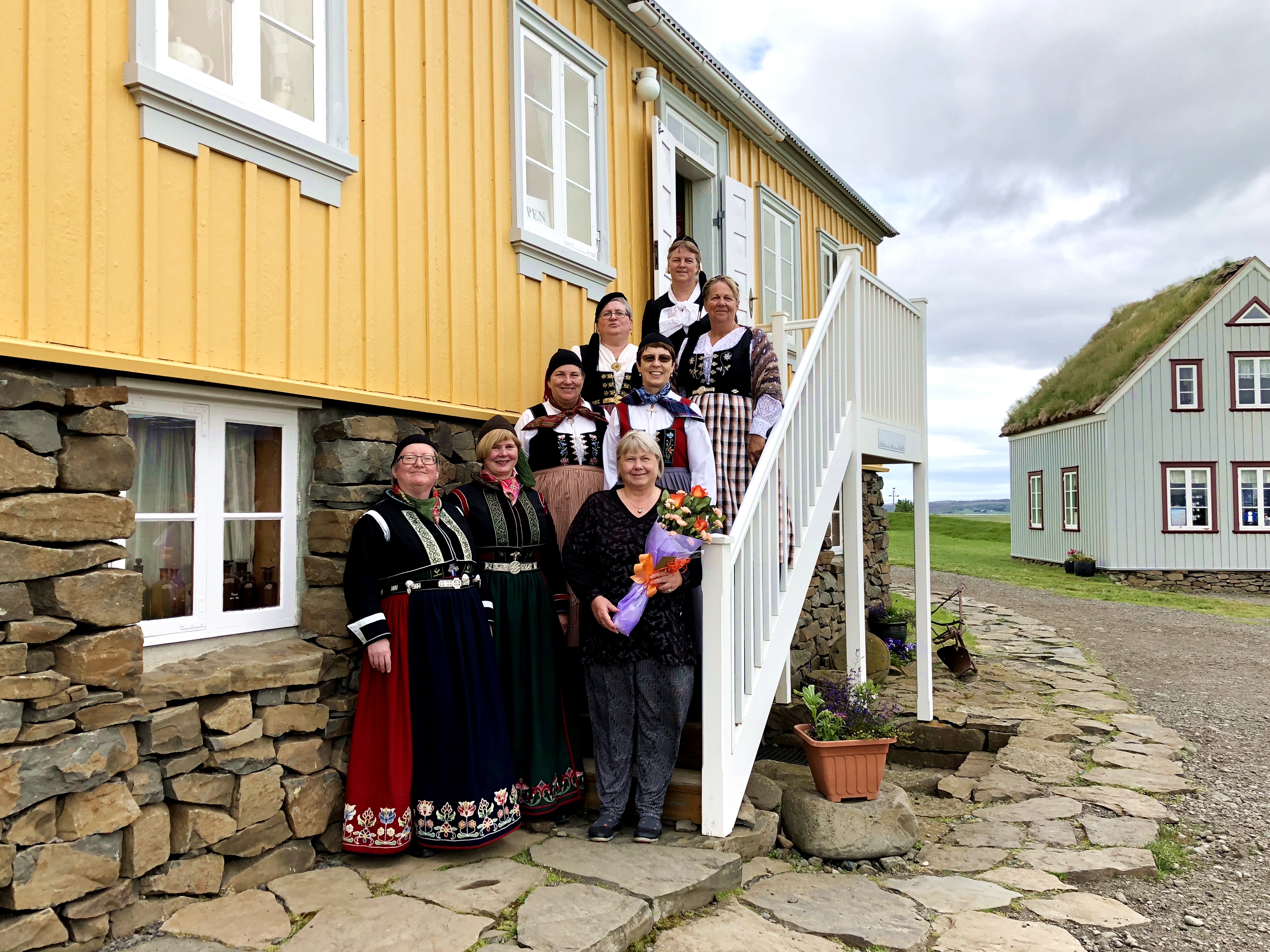 Prúðbúnar konur í Pylsaþyt færa Sigríði Sigurðardóttur blóm og þakka fyrir samstarfið í gegnum árin.