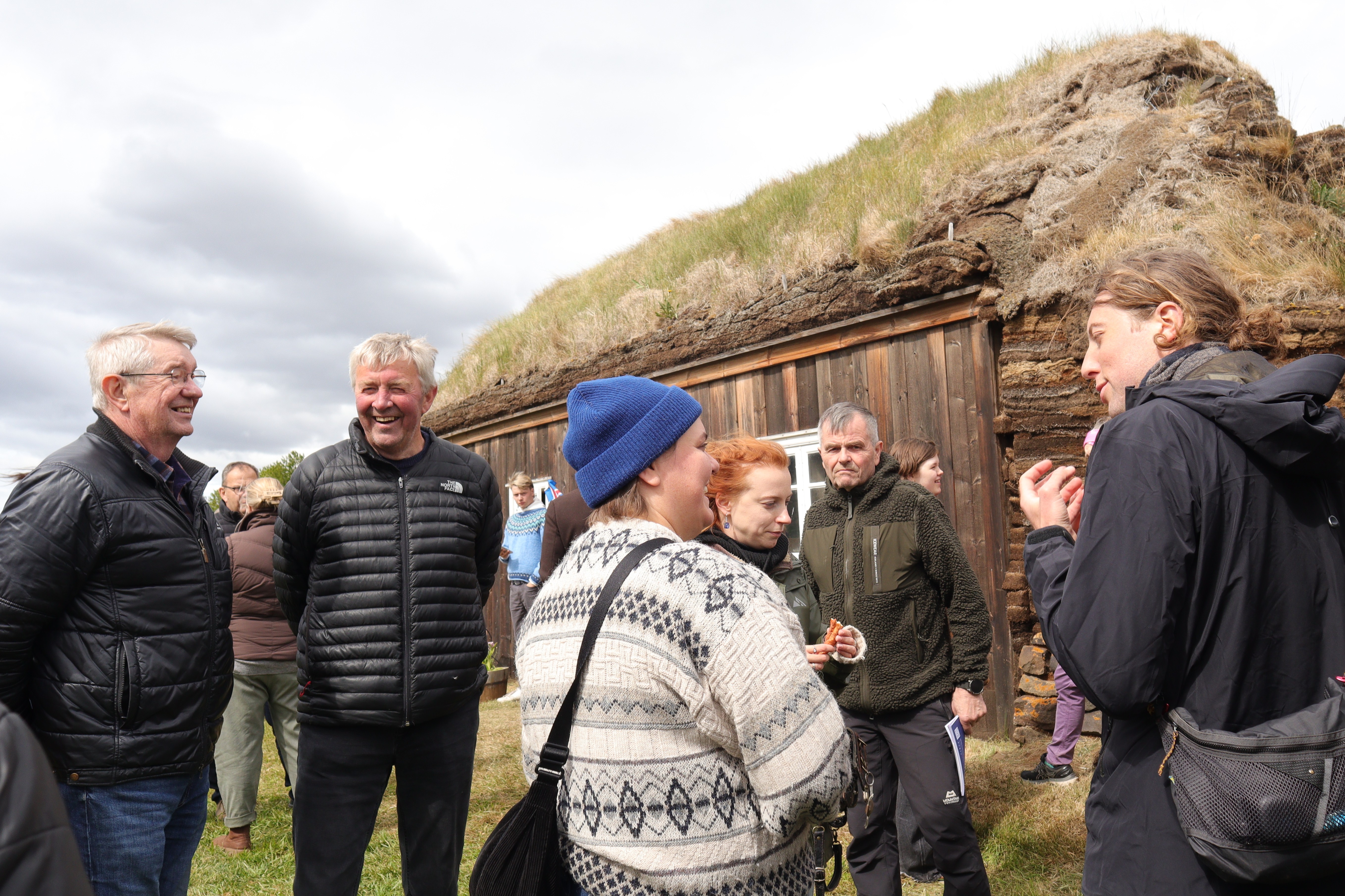 Létt var yfir gestum en um 100 manns lögðu leið sína á Kjálkann til að fagna tímamótunum og taka þátt í dagskrá dagsins. Mynd: Ylfa Leifsdóttir.