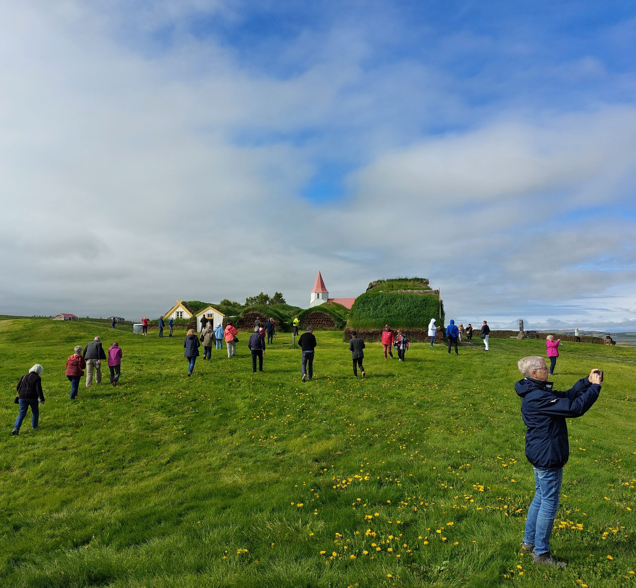 Tugþúsundir fólks koma árlega að skoða Glaumbæ.