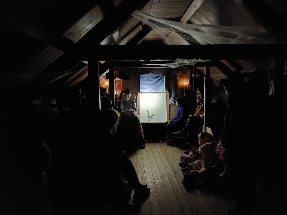 Sögustund og skuggalísur í baðstofunni.