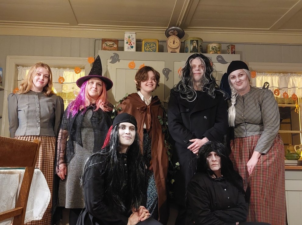 Starfsfólk Byggðasafnsins prúðbúið í tilefni af hrekkjavöku.