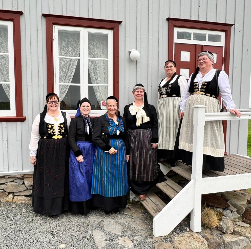 Pilsaþytskonur kíktu í heimsókn / The women of Pilsaþytur came for a visit