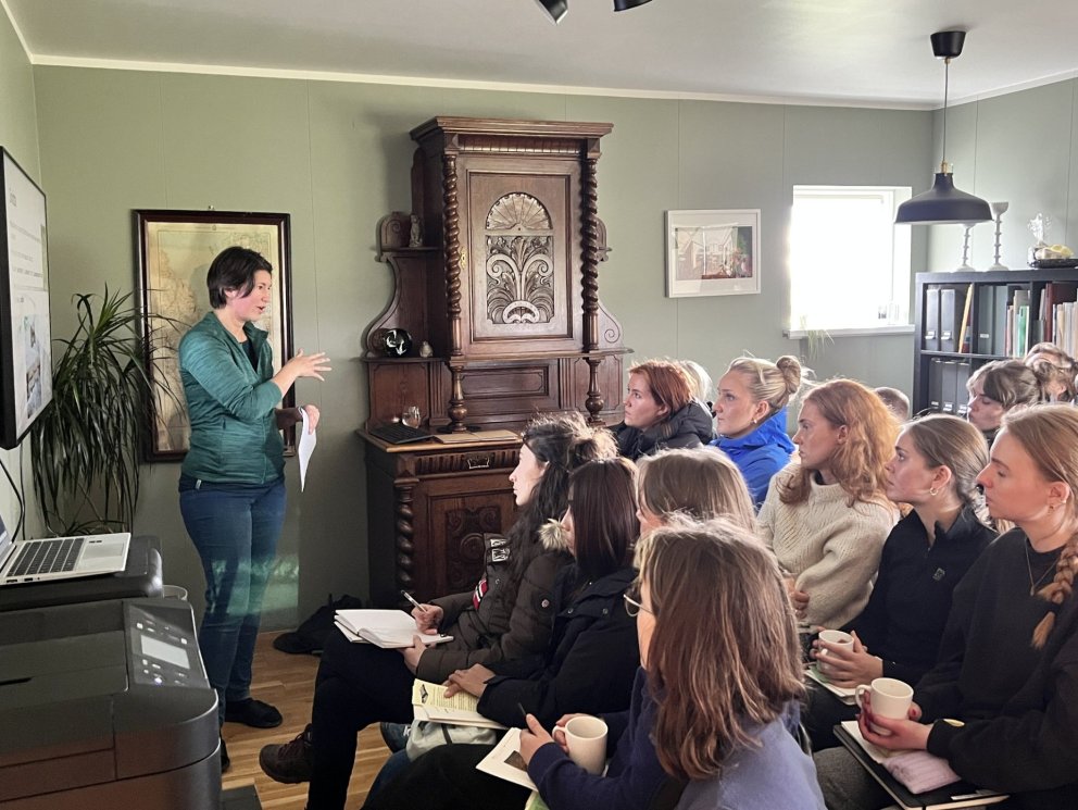 Inga Katrín, verkefnastjóri Fornverkaskólans, kynnti torf og mismunandi hleðslugerðir.