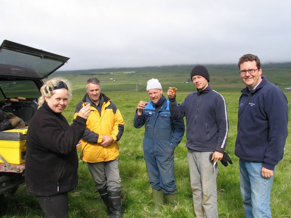 Skálað fyrir góðum vinnudegi. Frá vinstri eru Guðný Zoëga þáverandi deildarstjóri Fornleifadeildar B…