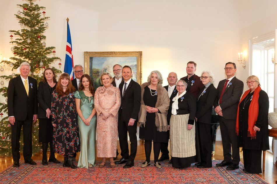 Forsetahjón ásamt fálkaorðuþegum á Bessastöðum á nýársdag. Á myndina vantar Kristján Kristjánsson se&hellip;