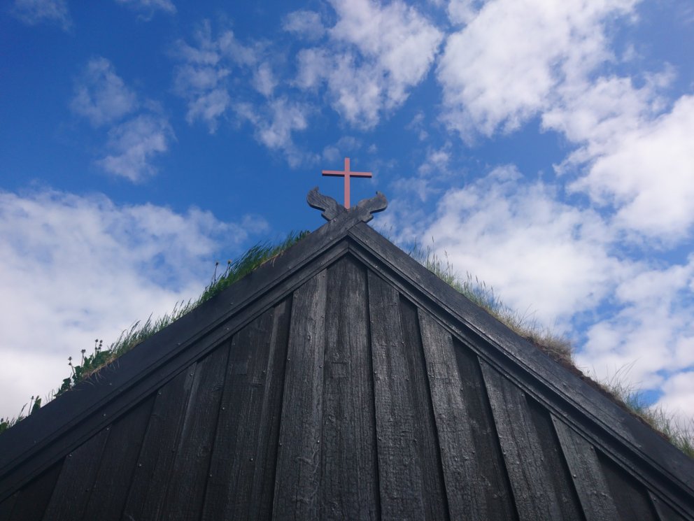 Timburþil Víðimýrarkirkju er tjörguð.