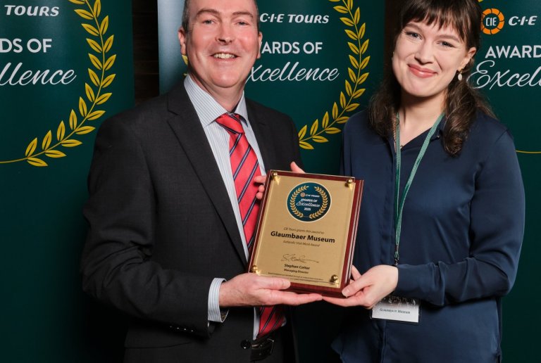 Stephen Cotter framkvæmdastjóri CIE Tours ásamt Ylfu Leifsdóttur sem tók á móti viðurkenningunni fyr&hellip;