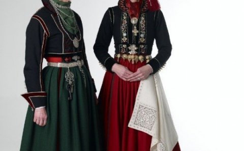 Á myndinni er faldbúningur frá 18. öld.