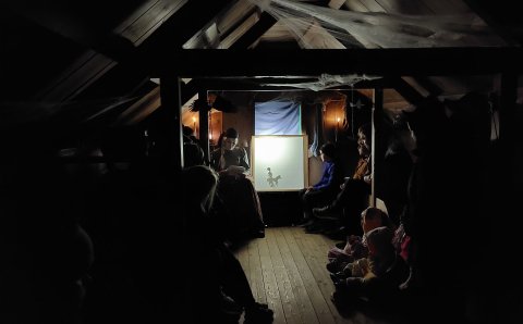 Sögustund og skuggalísur í baðstofunni.