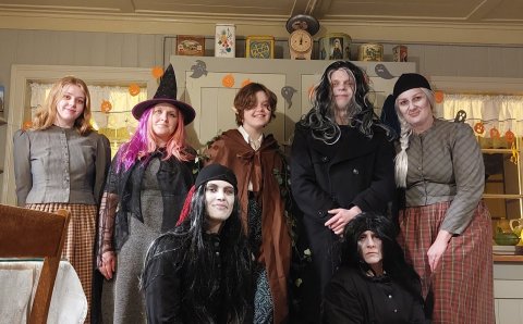 Starfsfólk Byggðasafnsins prúðbúið í tilefni af hrekkjavöku.