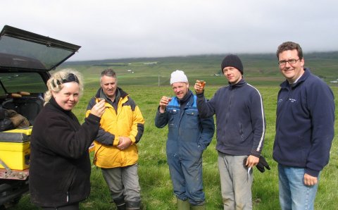 Skálað fyrir góðum vinnudegi. Frá vinstri eru Guðný Zoëga þáverandi deildarstjóri Fornleifadeildar B…