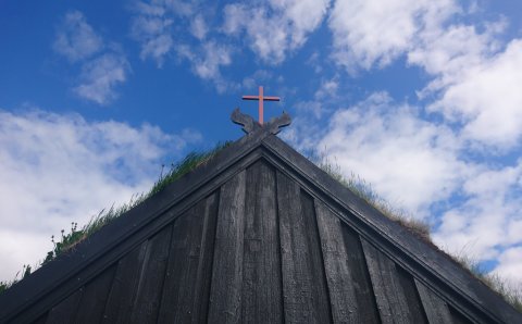 Timburþil Víðimýrarkirkju er tjörguð.